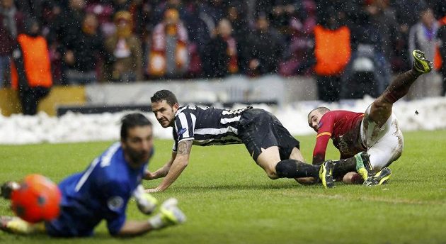 Jediný gól zápasu obstaral touto střelou záložník Galatasaraye Wesley Sneijder (vpravo). Míči už v cestě do sítě nezabránili ani stoper Juventusu Leonardo Bonucci a brankář Gianluigi Buffon.