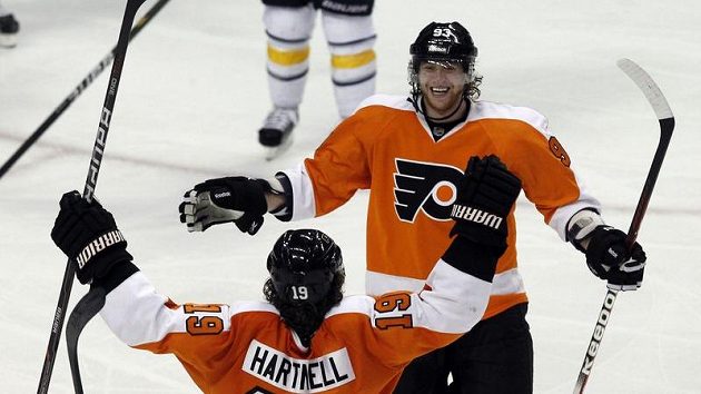 Jakub Voráček (vzadu) oslavuje se spoluhráči z Philadelphie vstřelený gól v duelu s Buffalem.