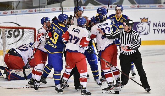 Utkání hokejového turnaje Carlson Hockey Games série Euro Hockey Tour mezi Českem a Švédska. Už došlo i na výměnu názorů.