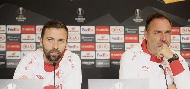 Záložník Josef Hušbauer a trenér Jindřich Trpišovský před tréninkem v Kodani.