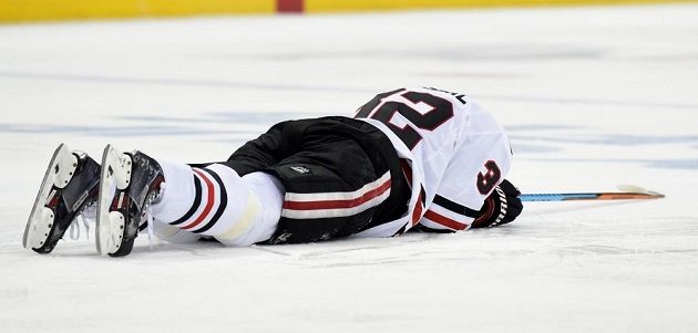 V tomto okamžiku už bylo zle - český obránce ve službách Chicaga Michal Rozsíval si ve čtvrtém zápase play off NHL proti Minnesotě zlomil kotník.