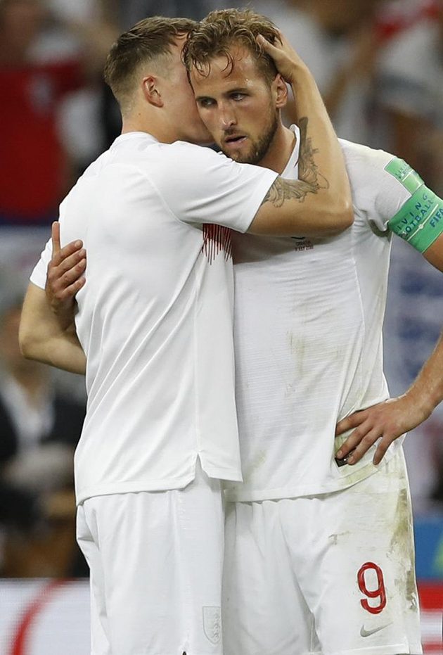 Zklamaný až zdrcený útočník Anglie Harry Kane po porážce v semifinále MS. Utěšuje ho stoper John Stones.