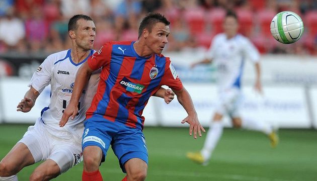 Plzeňský útočník Stanislav Tecl (vpředu) a obránce Benjamin Vomáčka z Baníku.