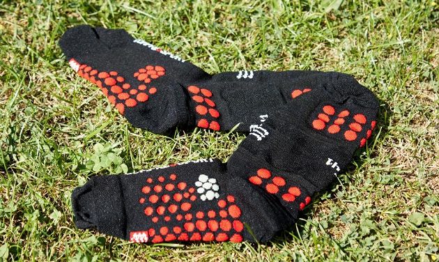 Trailové ponožky CompresSport Pro Racing Socks Trail V3.0 - promyšlené umístění 3D bodů.