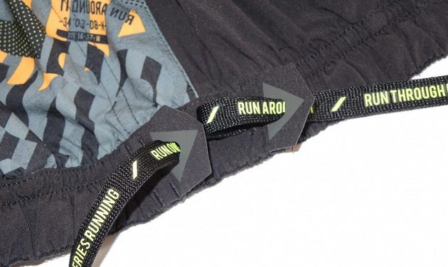 Běžecké trenýrky Reebok Running Graphic Board Short: detail vyztužení výstupů šňůrky.