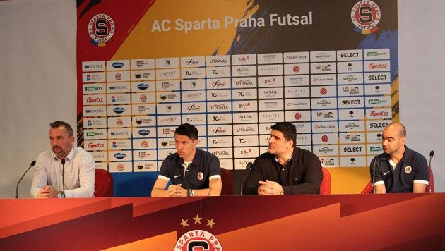 Futsalová Sparta má na startu nové sezóny nejvyšší ambice. Jaromír Blažek, marketingový ředitel (zleva), kapitán Michal Belej, trenér Beni Simitči a brazilská hvězda Wilde Gomes da Silva.