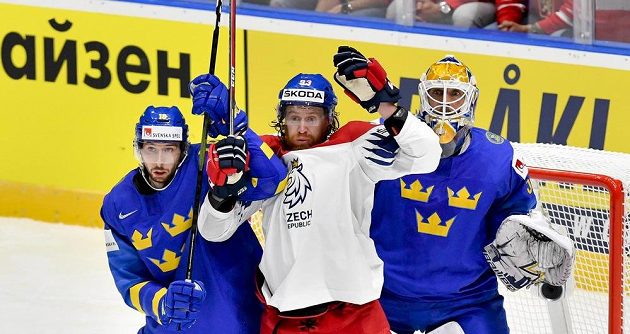 Zleva Marcus Pettersson ze Švédska, Jakub Voráček a brankář Švédska Henrik Lundqvist.