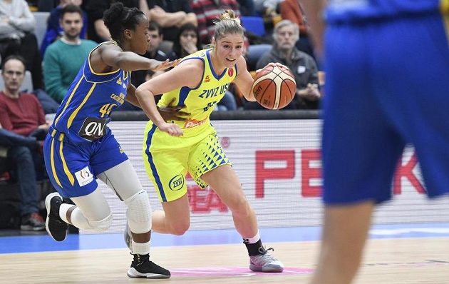 Basketbalistka Emmanuella Mayombová z Braine (vlevo) a Karolína Elhotová z USK Praha v akci během utkání Evropské ligy.