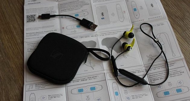 Sportovní bezdrátová sluchátka Sennheiser CX Sport - precizní a přitom jednoduchý návod, pouzdro, dobíjecí kabel.