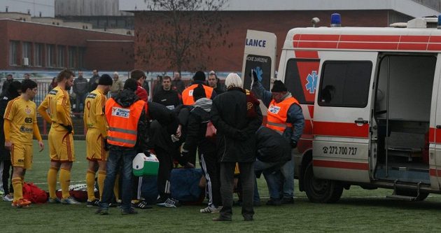 Ošetření Petra Malého proběhlo přímo na hřišti, jeden z pořadatelů držel podávanou infuzi...