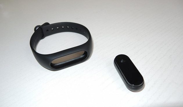 Sportovní náramek Xiaomi Mi Band 2: Kapsli je potřeba pro nabíjení vyjmout z pásku.