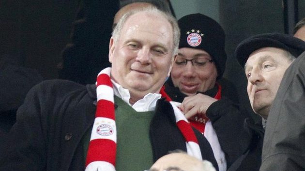 Prezident Bayernu Uli Hoeness (vlevo) sleduje utkání svého klubu v Basileji.