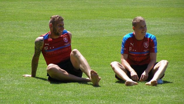Brankář české fotbalové reprezentace do 21 let Lukáš Zima na mistrovství Evropy v Polsku společně se záložníkem Jakubem Janktem (vpravo).