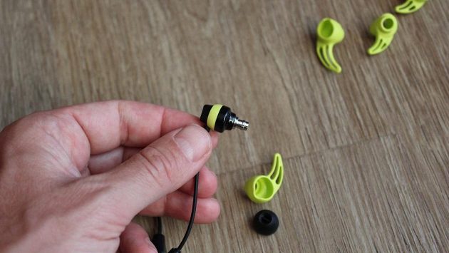 Sportovní bezdrátová sluchátka Sennheiser CX Sport - základem je zvolit správné gumičky.