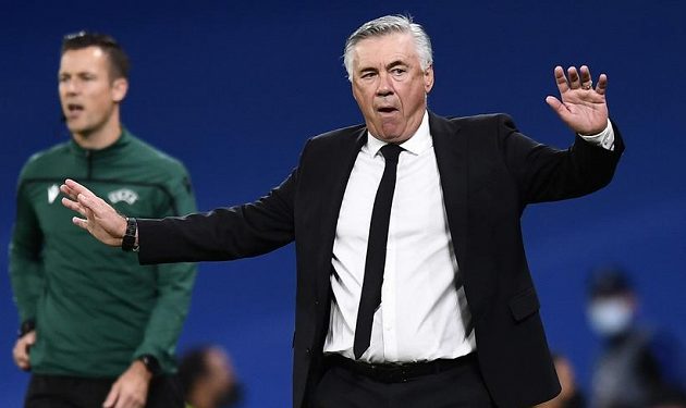 Trenér Realu Madrid Carlo Ancelotti a jeho reakce během duelu Ligy mistrů s Tiraspolem.