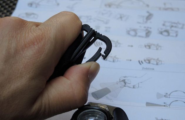 Čtyřbarevná čelovka Ledlenser MH8 ‒ detail karabinky, která je součástí čelenky.