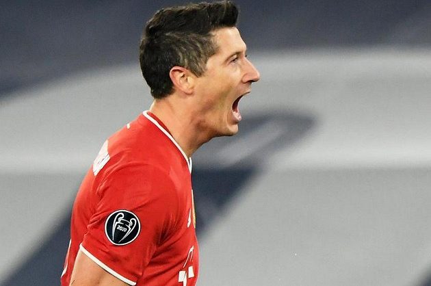 Kanonýr Bayernu Robert Lewandowski slaví gól v osmifinále Ligy mistrů na hřišti Lazia Řím.
