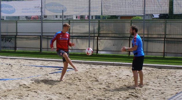 Antonín Barák plní individuální tréninkový plán po zranění zadního steheního svalu pravé nohy.
