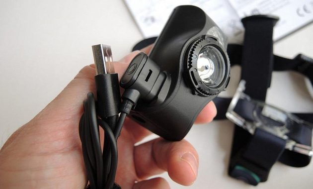 Čtyřbarevná čelovka Ledlenser MH8 ‒ s připojeným magnetickým nabíjecím kabelem.