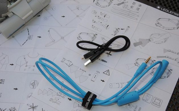 Běžecká čelovka Ledlenser Neo 10R - německy precizně zpracovaný návod a přiložené kabely.