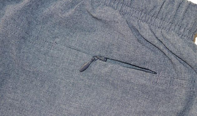 Běžecké kraťasy Reebok 2-in-1 Running Short - zip po zapnutí je doslova neviditelný.