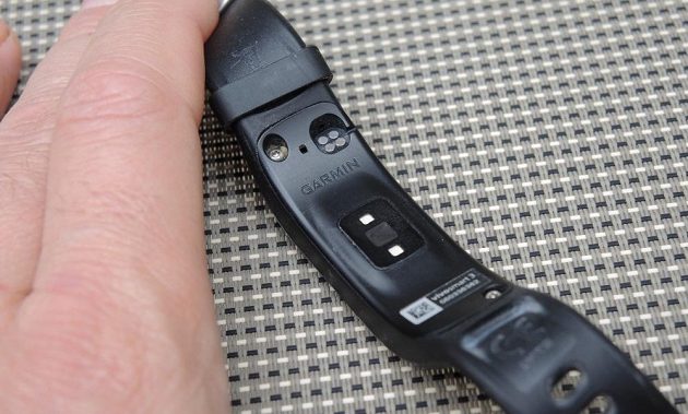 Fitness náramek Garmin vívosmart 3: detail zadního snímače tepu a nabíjecích kontaktů.
