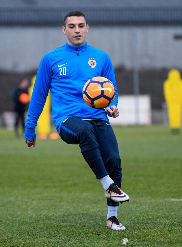 Nicolae Stanciu na prvním tréninku se Spartou. Zatím s číslem dvacet...