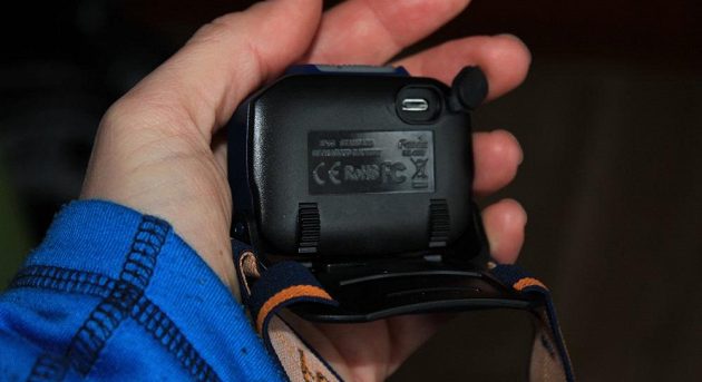 Zoomovací čelovka Fenix HL40R - výstup microUSB je pod gumovou krytkou na zadní straně svítilny.