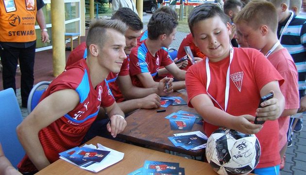 Záložník Václav Černý během autogramiády po čtvrtečním tréninku české fotbalové reprezentace do 21 let v polských Tychách.