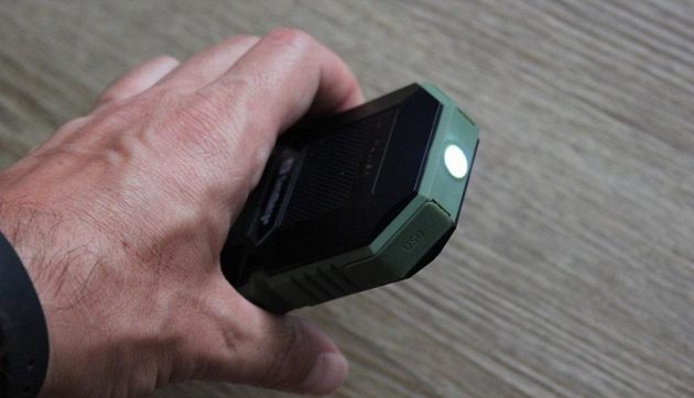 Odolná powerbanka Sandberg Waterproof Powerbank 6000 - nouzová baterka umí konstantně svítit nebo vyblikávat SOS.