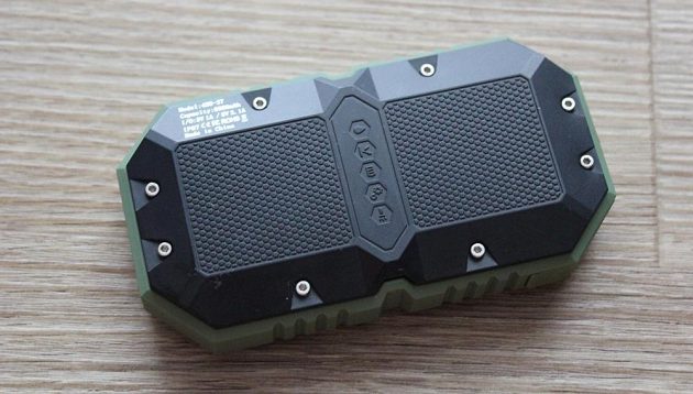 Odolná powerbanka Sandberg Waterproof Powerbank 6000 - zadní pohled na malého obrněnce.
