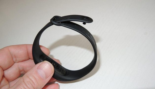 Sportovní náramek Xiaomi Mi Band 2: Zapínání je jednoduché, ale účinné.
