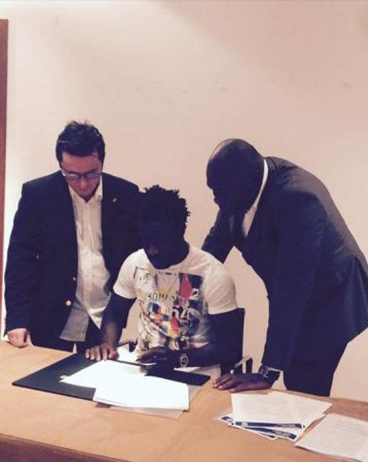 Bony Wilfried pod dohledem svých manažerů (vlevo Dalibor Lacina, vpravo Francis Kacou) podepisuje smlouvu s Manchesterem City.