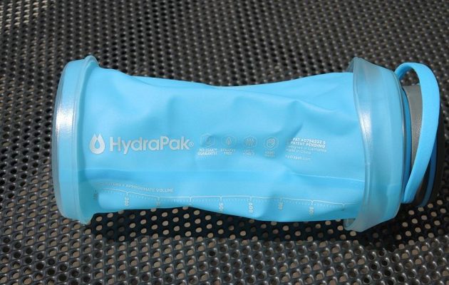 Sbalitelná láhev HydraPak Stash 1l - po rozbalení je trochu zmačkaná, ale to se rychle poddá.