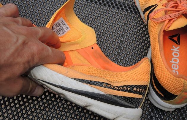 Běžecké boty Reebok One Series Harmony Racer: Jazyk je netradičně přichycen i zboku.