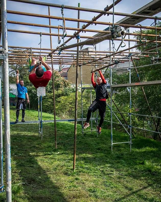 Army Run Praha: Udrželi se jen nejzdatnější opičáci.