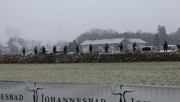 Johannesbad Thermen-Marathon: K tradici patří i startovní výstřely z historických bambitek.