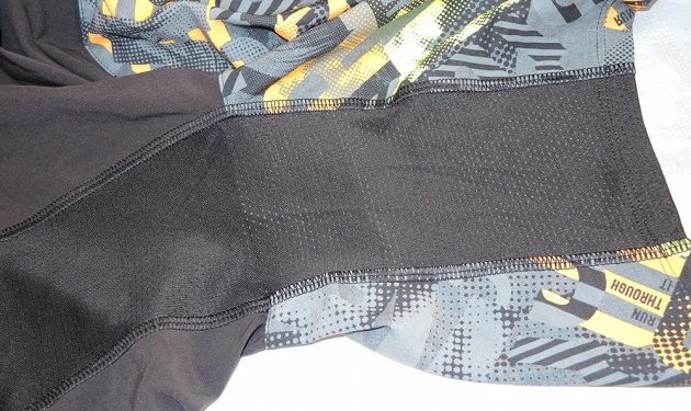 Běžecké trenýrky Reebok Running Graphic Board Short: detail síťovaného panelu.