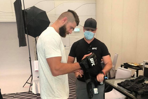 Jiří Procházka při výběru rukavic na premiéru v UFC.