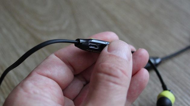 Sportovní bezdrátová sluchátka Sennheiser CX Sport - odklopená krytka konektoru micro USB.