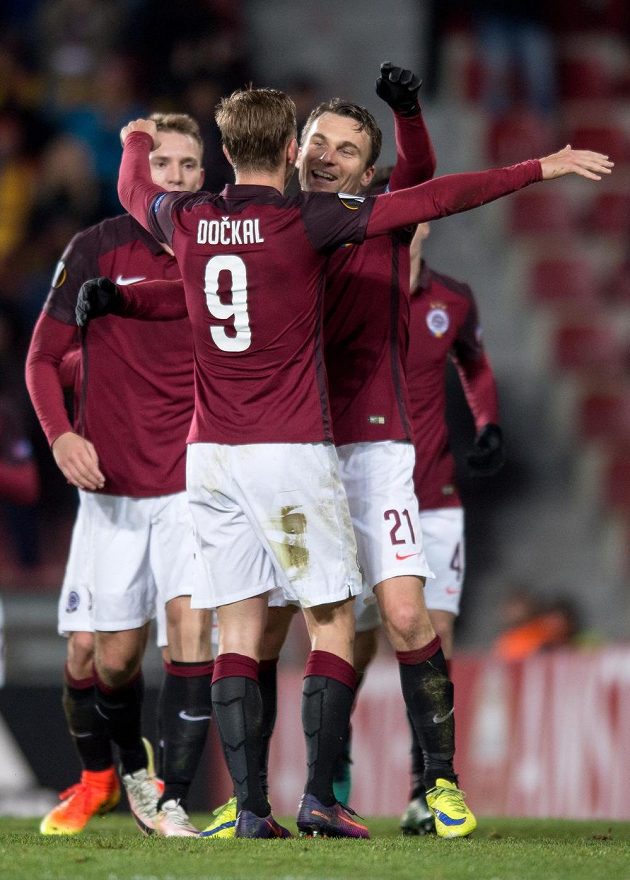 David Lafata a Bořek Dočkal oslavují gól na 2:0 během utkání Sparta - Hapoel Beer Ševa. Sejdou se ještě i v reprezentaci...?