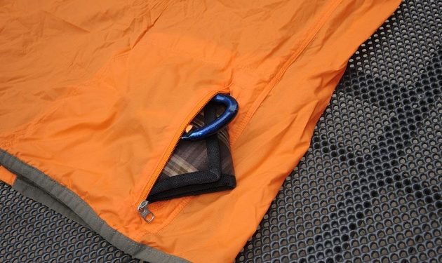 Icebreaker Cool-Lite Incline Windbreaker: Do velké kapsy se vejde vše potřebné.