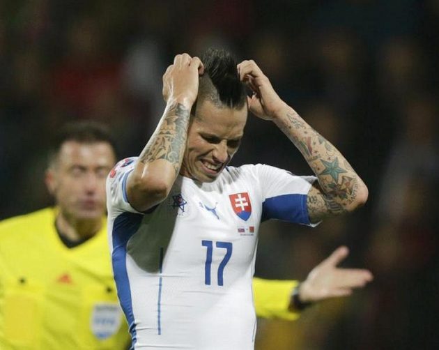 Poslední krok je nejtěžší... Naštvaný Marek Hamšík poté, co Slováci v kvalifikaci ME podlehli 0:1 Bělorusku.
