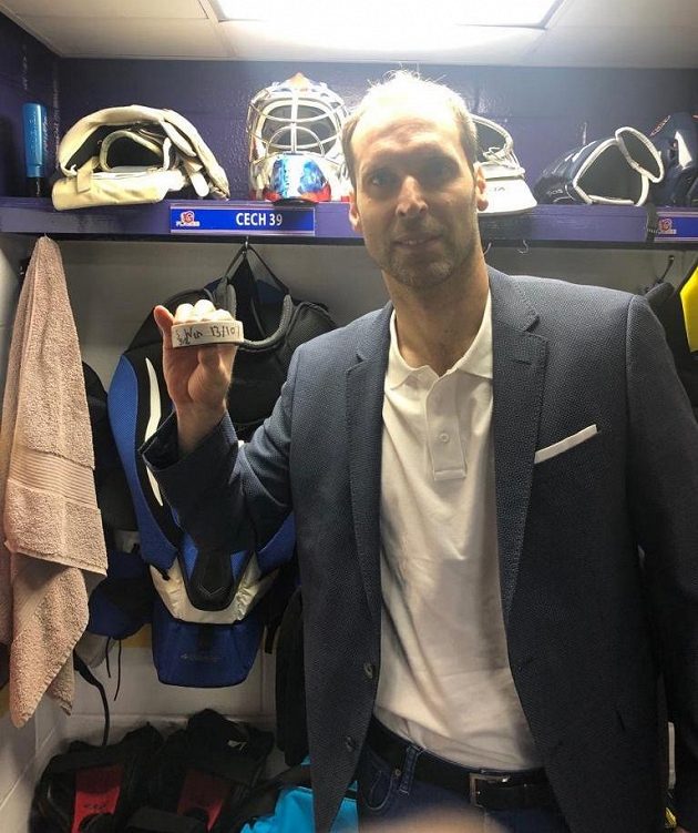 Petr Čech po vydařeném debutu v brance hokejistů Guildfordu.