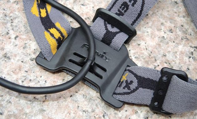 Čelovka Fenix HP30R: Zadní plastový díl může sloužit také jako další úchytka pro kabel.