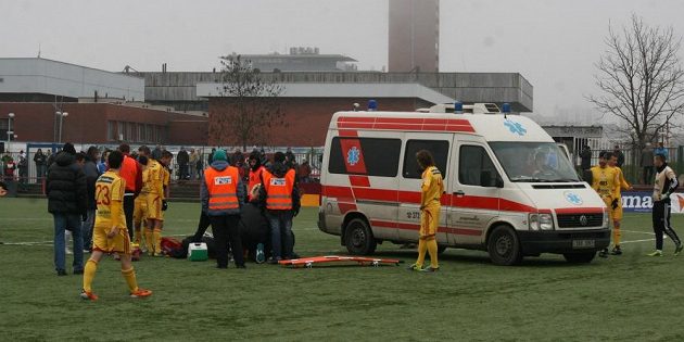 Pro Petra Malého musela na hřiště přijet sanitka.