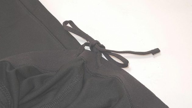 Tříčtvrteční legíny Reebok Running Essentials - detail pružného pasu se šňůrkou.