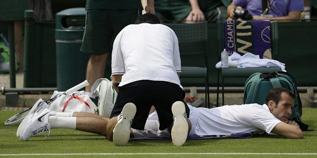 Radek Štěpánek si během 2. kola Wimbledonu musel vyžádat lékařské ošetření. Duel s Polákem Janowiczem nakonec skrečoval.