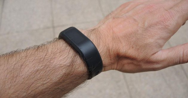 Fitness náramek Garmin vívosmart 3 působí na ruce subtilnějším dojmem.