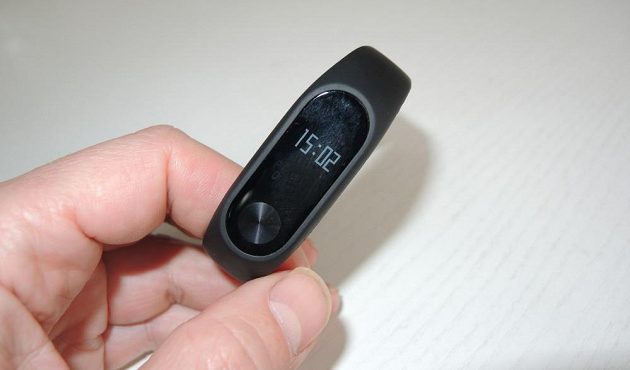 Sportovní náramek Xiaomi Mi Band 2: Jednoduchý displej se zapíná pouze v případě potřeby.